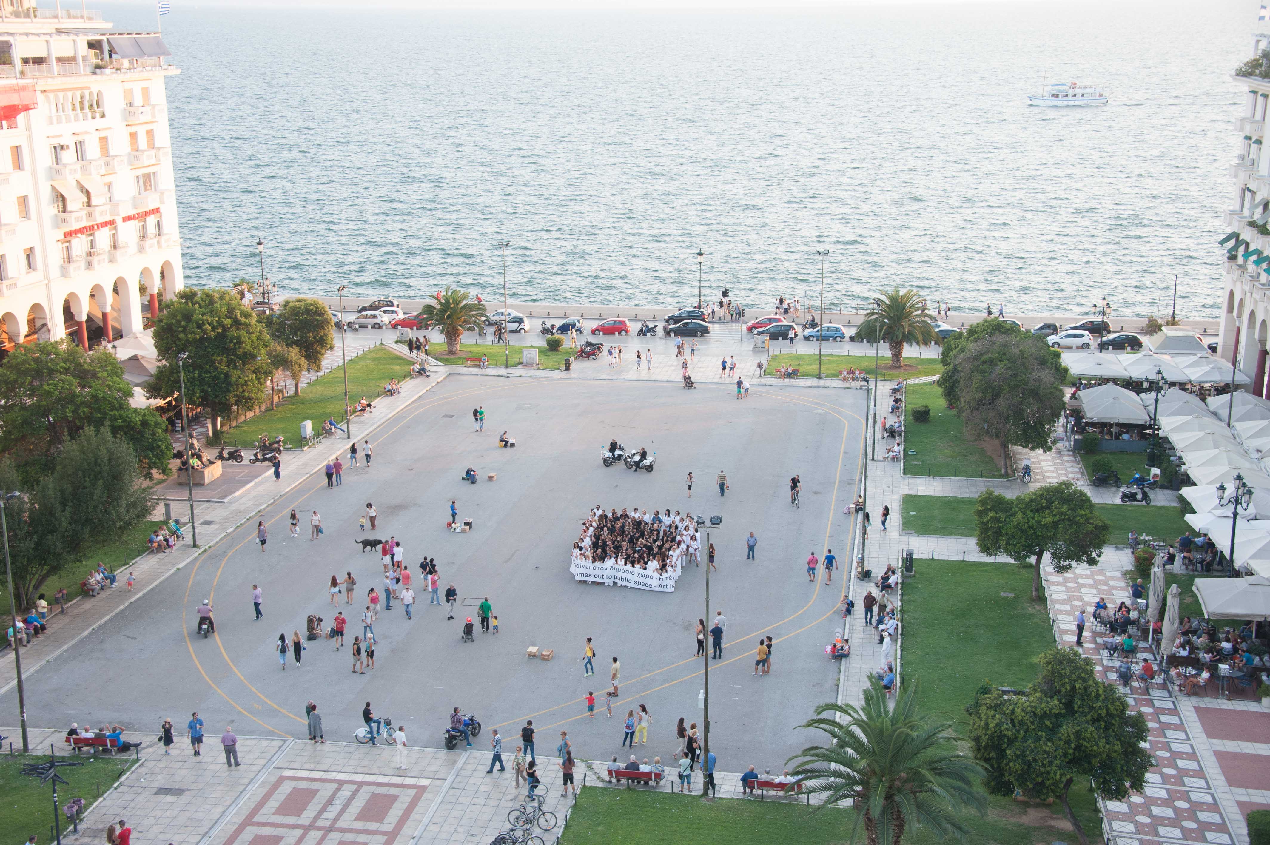 Mischa Kuball “PUBLIC SQUARE”  Η ασπρόμαυρη πορεία στην καρδιά της πόλης